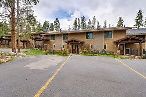 Beautiful Breck Townhome w/ Pool: 1 Mi to Main St!
