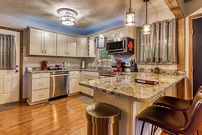 Cozy Cabin w/ Mountain Views Near Skylift Park!