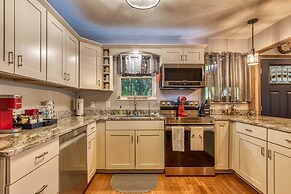 Cozy Cabin w/ Mountain Views Near Skylift Park!