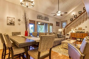 Cozy Cabin w/ Mountain Views Near Skylift Park!