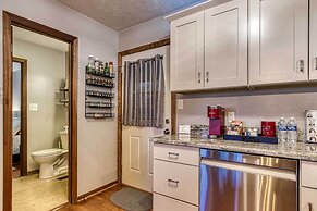 Cozy Cabin w/ Mountain Views Near Skylift Park!