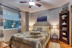 Cozy Cabin w/ Mountain Views Near Skylift Park!