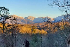Cozy Cabin w/ Mountain Views Near Skylift Park!