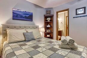 Cozy Cabin w/ Mountain Views Near Skylift Park!