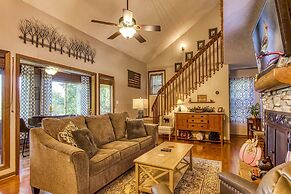 Cozy Cabin w/ Mountain Views Near Skylift Park!