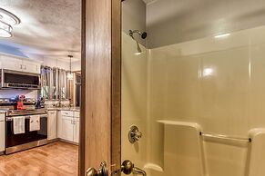 Cozy Cabin w/ Mountain Views Near Skylift Park!