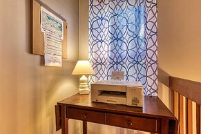 Cozy Cabin w/ Mountain Views Near Skylift Park!