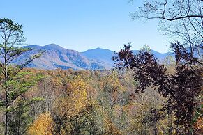 Cozy Cabin w/ Mountain Views Near Skylift Park!