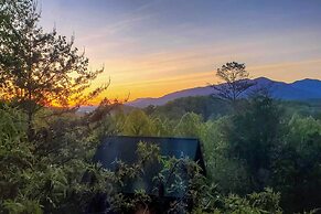 Cozy Cabin w/ Mountain Views Near Skylift Park!