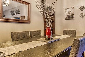 Cozy Cabin w/ Mountain Views Near Skylift Park!