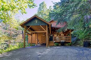 Cozy Cabin w/ Mountain Views Near Skylift Park!