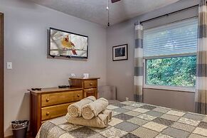 Cozy Cabin w/ Mountain Views Near Skylift Park!