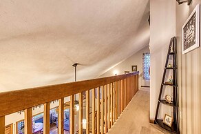 Cozy Cabin w/ Mountain Views Near Skylift Park!