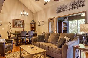 Cozy Cabin w/ Mountain Views Near Skylift Park!