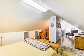 Rustic Riverfront Truckee Cabin w/ Gas Grill!