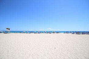 Cozy Singer Island Condo: Walk to Beach & Marina!