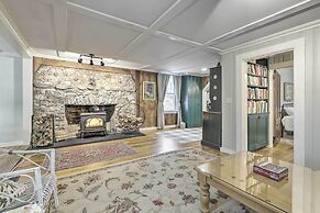 Charming Sutton Cottage: Walk to Lake & Farm!