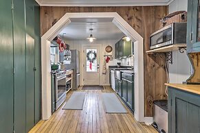 Charming Sutton Cottage: Walk to Lake & Farm!