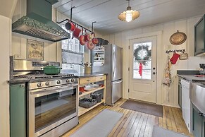 Charming Sutton Cottage: Walk to Lake & Farm!