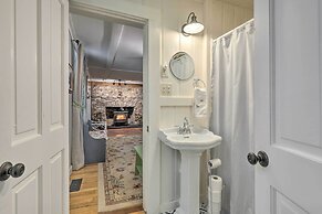 Charming Sutton Cottage: Walk to Lake & Farm!