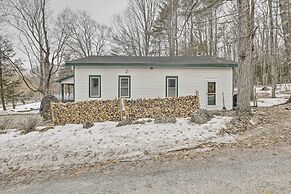 Charming Sutton Cottage: Walk to Lake & Farm!