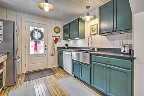 Charming Sutton Cottage: Walk to Lake & Farm!