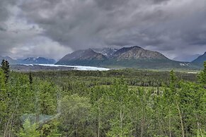 Cabin w/ Glacier Views: Walk to Matanuska River!
