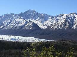 Cabin w/ Glacier Views: Walk to Matanuska River!