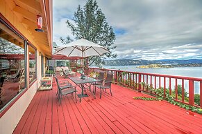 Spacious Kelseyville Home w/ Large Lakefront Deck!