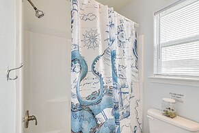 Surfside Beach Getaway: Walk to Shore & Dining