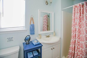 Surfside Beach Getaway: Walk to Shore & Dining