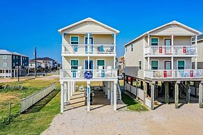 Surfside Beach Getaway: Walk to Shore & Dining