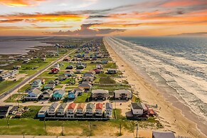 Surfside Beach Getaway: Walk to Shore & Dining