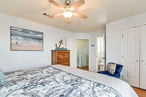 Surfside Beach Getaway: Walk to Shore & Dining