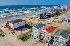 Surfside Beach Getaway: Walk to Shore & Dining
