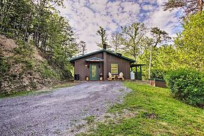 Secluded Cabin w/ Hot Tub, 3 Mi to Pigeon Forge!