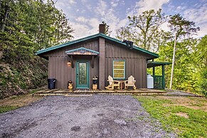 Secluded Cabin w/ Hot Tub, 3 Mi to Pigeon Forge!