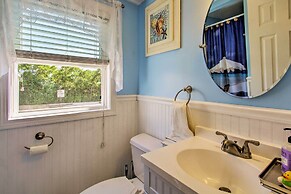 Cozy Hampton Cottage - Walk to Beaches & Marina!