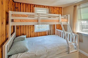 Cozy Hampton Cottage - Walk to Beaches & Marina!