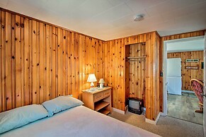 Cozy Hampton Cottage - Walk to Beaches & Marina!