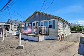 Cozy Hampton Cottage - Walk to Beaches & Marina!