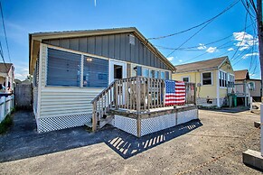 Cozy Hampton Cottage - Walk to Beaches & Marina!
