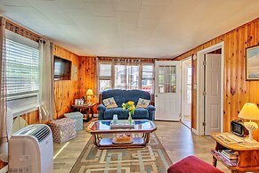 Cozy Hampton Cottage - Walk to Beaches & Marina!