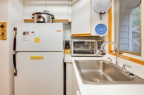 Cozy Bretton Woods Ski-in/ski-out Condo w/ Deck!