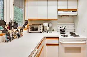 Cozy Bretton Woods Ski-in/ski-out Condo w/ Deck!