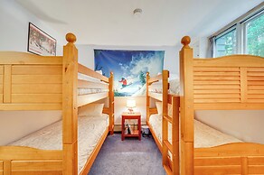 Cozy Bretton Woods Ski-in/ski-out Condo w/ Deck!