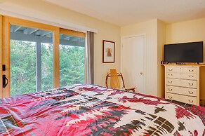 Cozy Bretton Woods Ski-in/ski-out Condo w/ Deck!