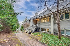 Cozy Bretton Woods Ski-in/ski-out Condo w/ Deck!