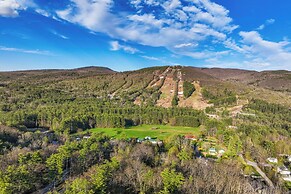 Half Mile to Ski Slopes: Conway Condo w/ Hot Tub!