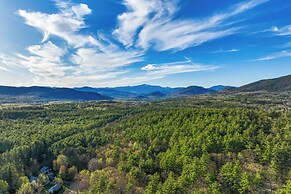 Half Mile to Ski Slopes: Conway Condo w/ Hot Tub!